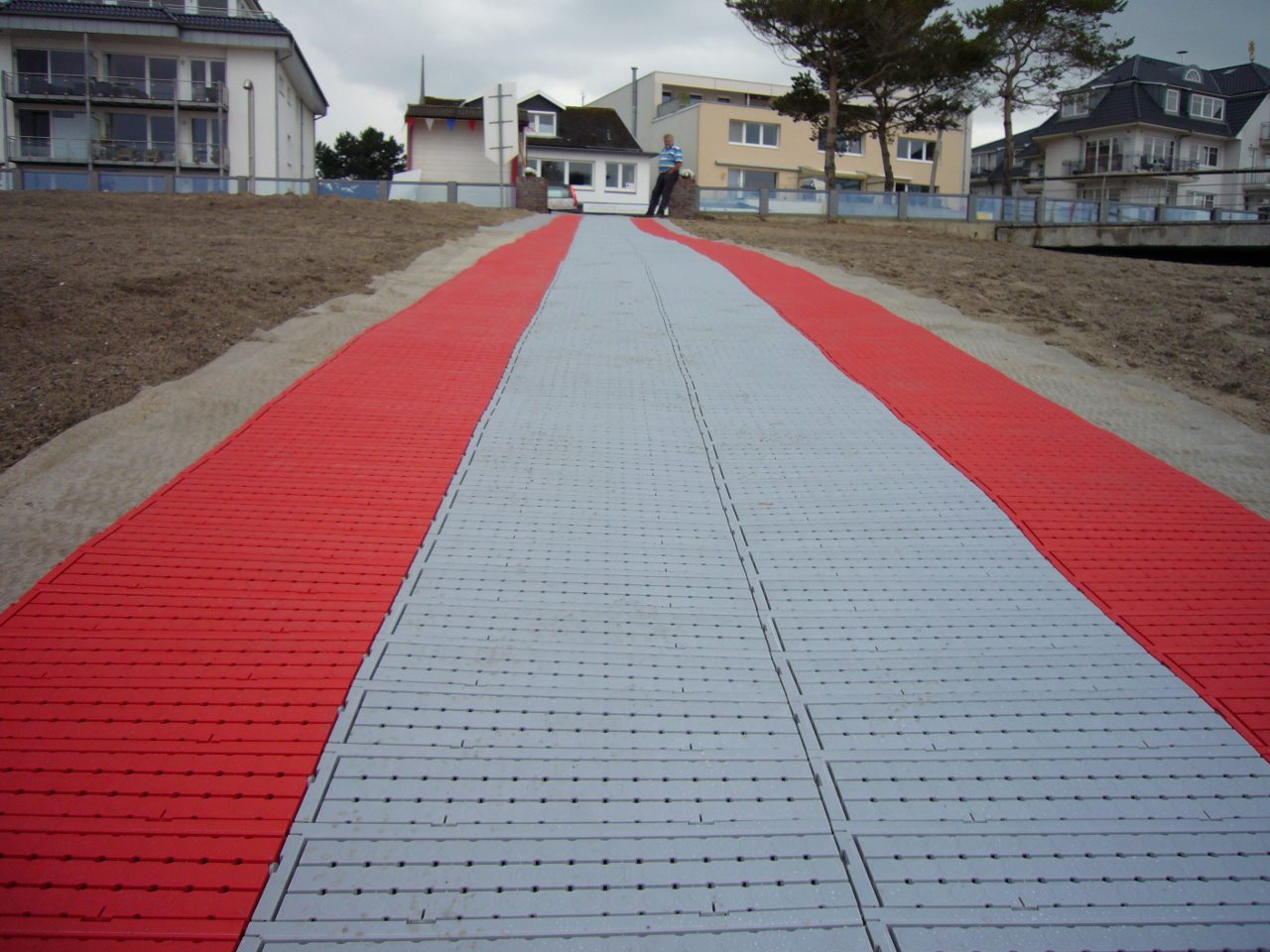EXPO-roll von OSTACON Bodensysteme bietet barrierefreien Zugang für Behinderte über den weichen Strand zum Meer.