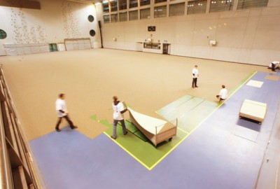 Installation der EFFEX Teppichfliesen als Schutz in Turn- und Sporthallen