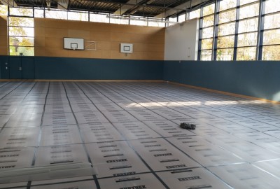 Turnhallenboden mit Schutzplatten Typ MULTI BOARD in 3 mm Stärke und 1 x 2 m Größe