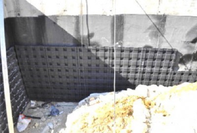 DEFENDER ist das Schutz-Paneel für Stützmauern und Kellerwände und ermöglicht die Bildung einer Luftkammer zwischen Mauerwerk und Füllerde