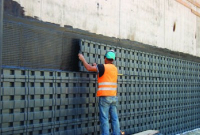 DEFENDER ist das Schutz-Paneel für Stützmauern und Kellerwände und ermöglicht die Bildung einer Luftkammer zwischen Mauerwerk und Füllerde
