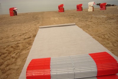 Oberer Bereich des Strandes mit GEO-Textil-Gewebe und aufgerolltem EXPO-roll