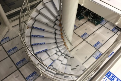 Geschützte Treppen-Anlage mit zugeschnittenen Kunststoffplatten Typ MULTI BOARD 
