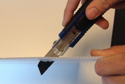 Einfacher und schneller Zuschnitt der MULTI BOARD Kunststoffplatten mit Cuttermesser