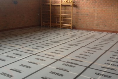 Turnhallenboden mit Schutzplatten Typ MULTI BOARD in 3 mm Stärke und 1 x 2 m Größe